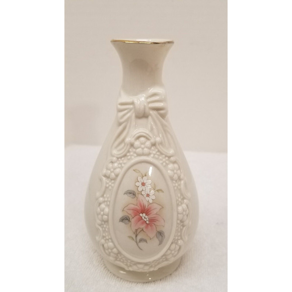 Vintage Cameo Ribbon Vase Royal Heritage Collection White Porcelain 6 inch - Picture 1 of 8